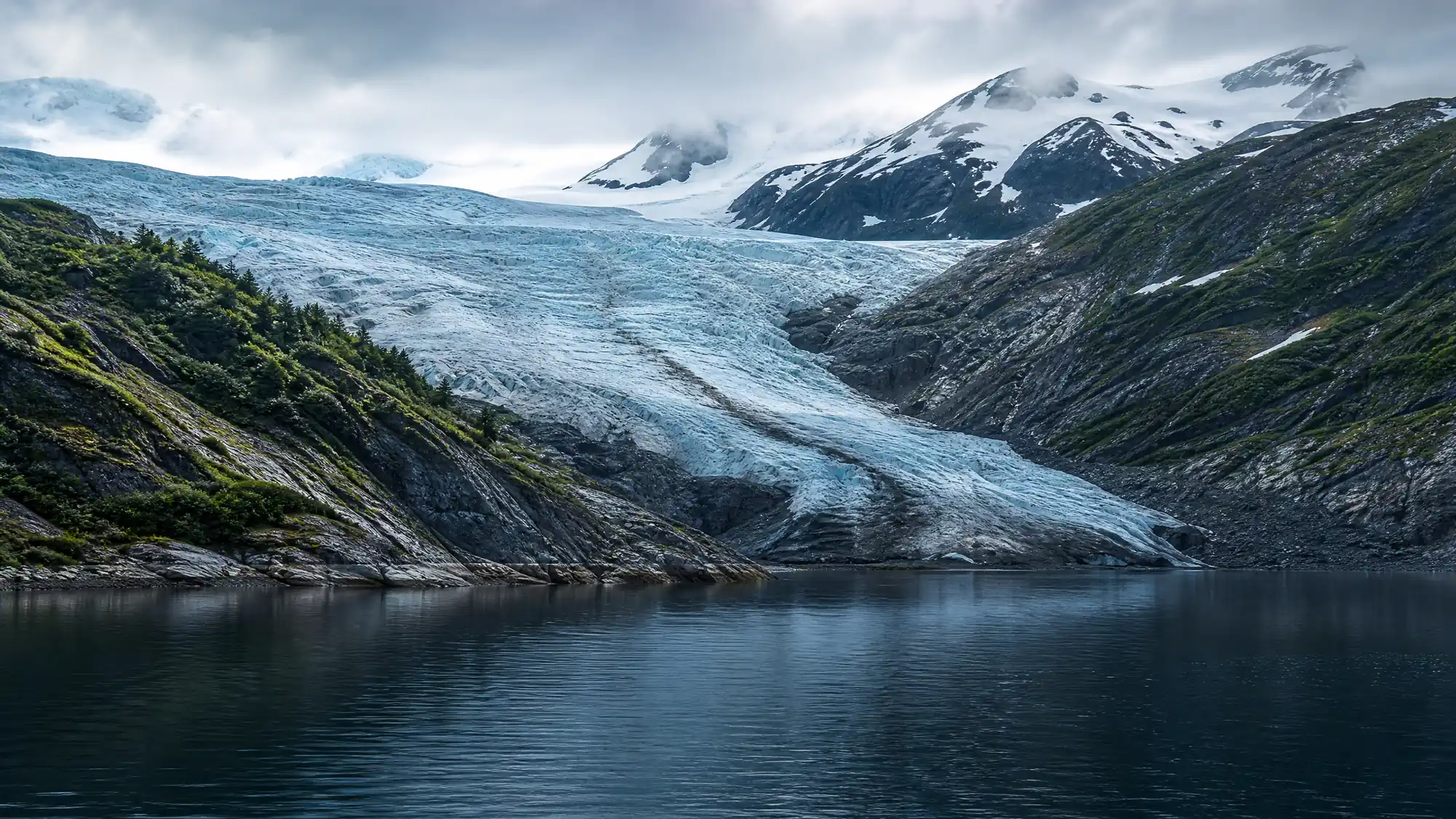 Der Exit-Gletscher ist der einzige mit dem Auto erreichbare Bereich des Kenai-Fjords-Nationalparks. Sie können direkt bis zum zurückweichenden Eis gehen oder oberhalb der Baumgrenze wandern.