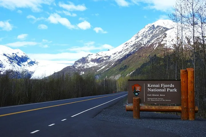 Le panneau d'entrée de la zone Exit Glacier du parc national de Kenai Fjords le long d'une route.